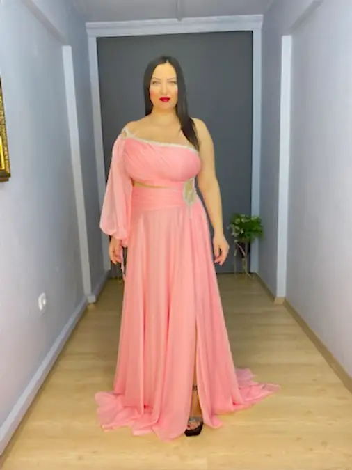 Pembe Büyük Beden Şifon Tek Kol Yaka Yan Şerit Taşlı Uzun Abiye Elbise 