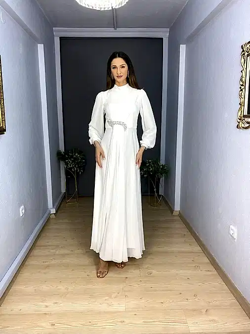 Beyaz Tesettür Şifon Toka Taş Detaylı Abiye Elbise