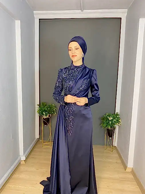 Lacivert Tesettür Saten Üst İşli Motif Detaylı Uzun Abiye Elbise