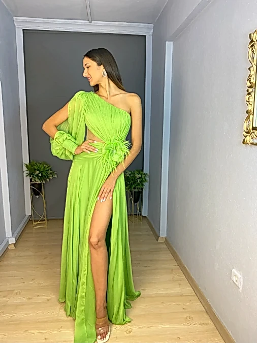 Fıstık Yeşili Tek Kol Şifon Yırtmaçlı Gül Detaylı Uzun Abiye Elbise