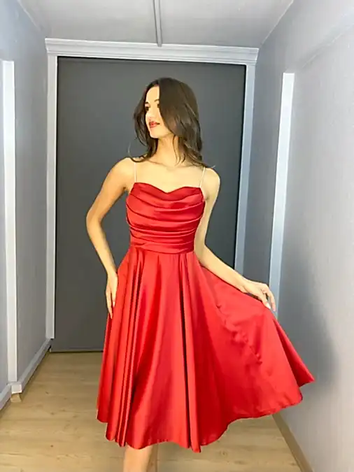 Kırmızı Askılı Kloş Saten Kısa Abiye Elbise
