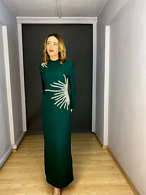 Zümrüt Tesettür Omuz Yan Taş Detaylı Dik Yaka Abiye Elbise