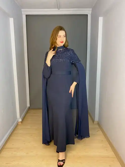 Lacivert Tesettür Pelerin Detaylı Üst İşlemeli Abiye Elbise