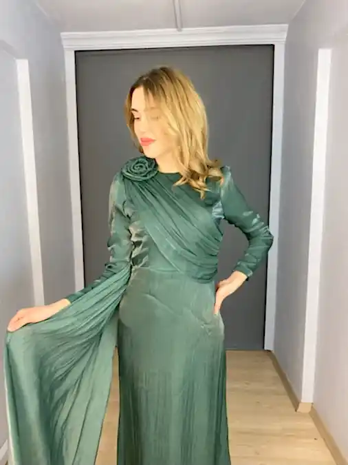 Zümrüt Tesettür Omuz Gül Pelerin Detaylı Abiye Elbise