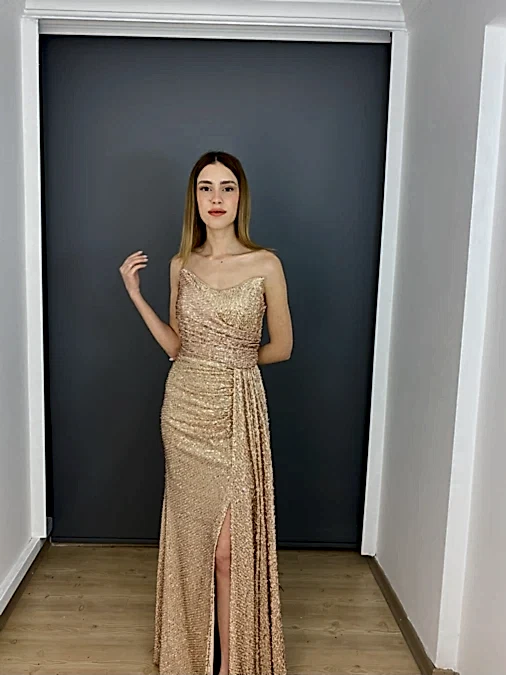 Gold Straplez Kedi Kulağı Yırtmaçlı Drapeli Uzun Abiye Elbise