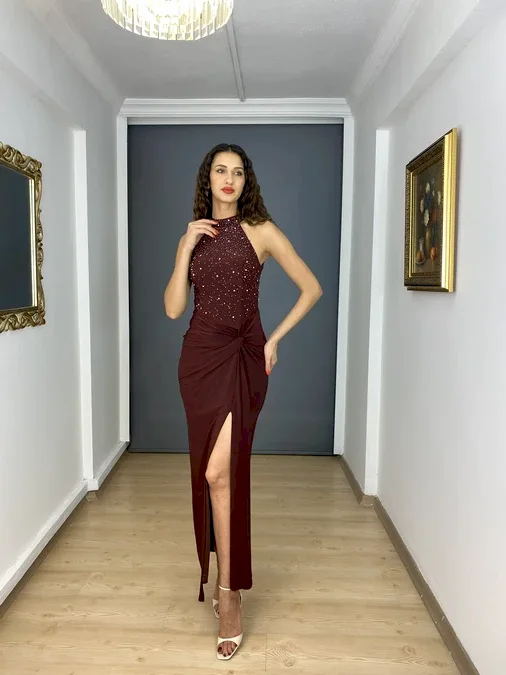 Bordo Dik Yaka  İnci Detaylı Yırtmaçlı Uzun Abiye Elbise