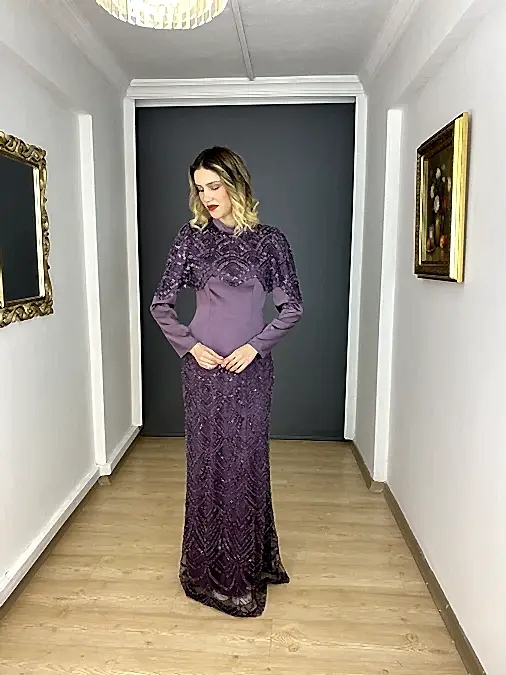 Mor Tesettür Dik Yaka İşlemeli Saten Korsajlı Abiye Elbise