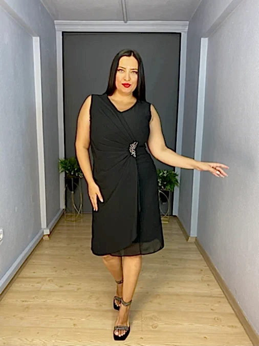 Siyah Büyük Beden Yan Aksesur Drape Detaylı Şifon Kısa Abiye Elbise