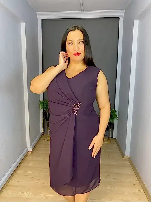 Mürdüm Büyük Beden Yan Aksesur Drape Detaylı Şifon Kısa Abiye Elbise
