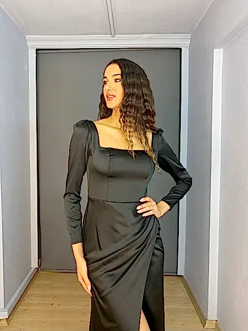 Siyah Saten Kare Yaka Uzun Kollu Yırtmaçlı Uzun Abiye Elbise