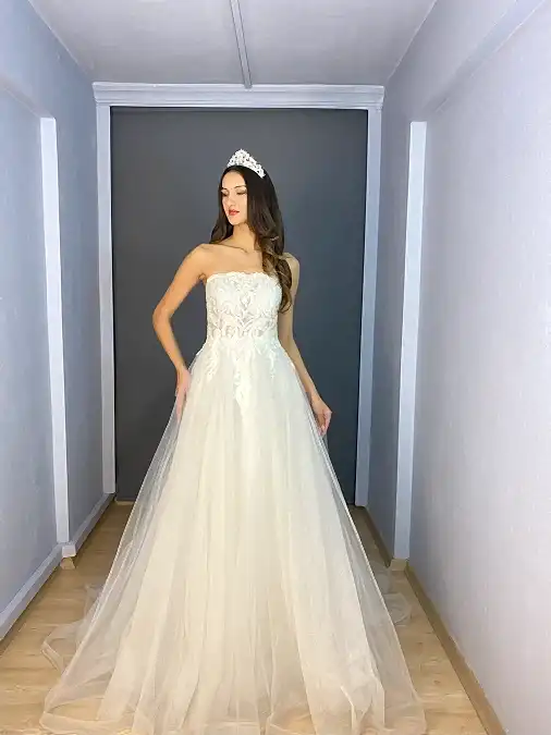 Beyaz Helen Straplez Motif Kristal Taş İşli Kuyruklu Gelinlik