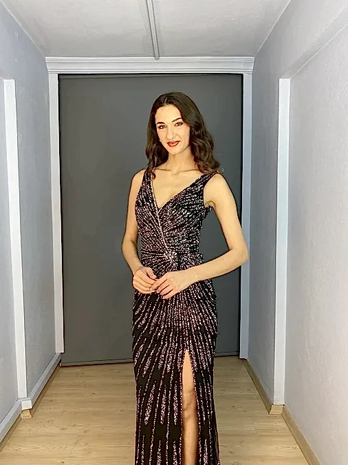 Siyah V Yaka Yırtmaçlı Şerit Sim Detaylı Uzun Abiye Elbise