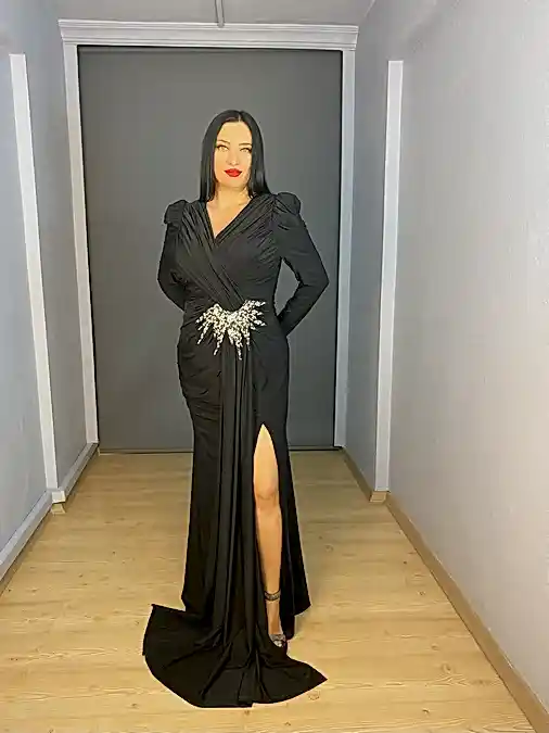 Siyah Büyük Beden Uzun Kollu Ön Taş Detaylı Yıtrmaçlı Abiye Elbise