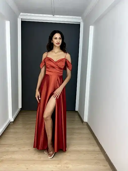 Kırmızı Saten Düşük Kollu Yırtmaçlı Sırtı Bağlamalı Uzun Abiye Elbise 