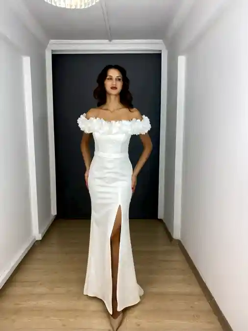Beyaz Yaka Gül Detaylı İncili Yırtmaçlı Uzun Abiye Elbise
