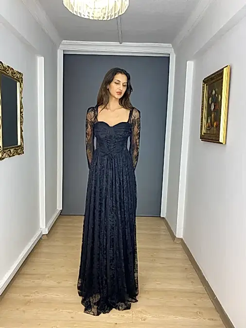 Beyaz Uzun Kollu Dantel Kare Yaka Yırtmaçlı Uzun Abiye Elbise