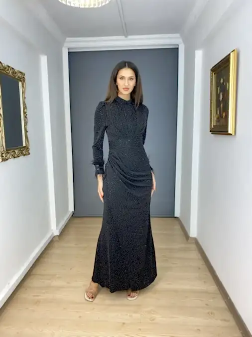 Siyah Tesettür Ön Drapeli Likralı Kolları Tüy Detaylı Uzun Abiye Elbize