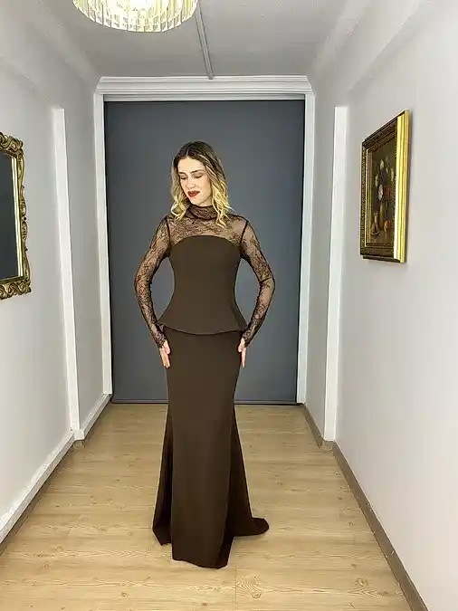Kahverengi Dik Yaka Uzun Kollu Datel Detaylı Balık Uzun Abiye Elbise