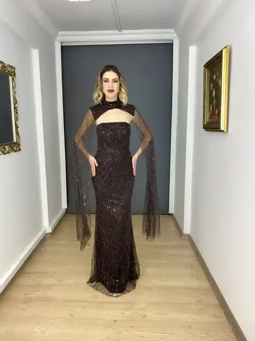 Kahverengi Straplez Pelerinli İşli Uzun Abiye Elbise
