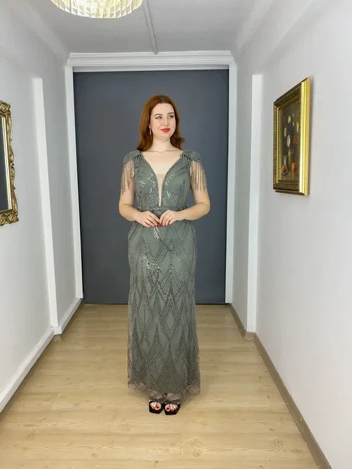 Gri Büyük Beden Kol Detayı Boncuklu İşli Uzun Abiye Elbise