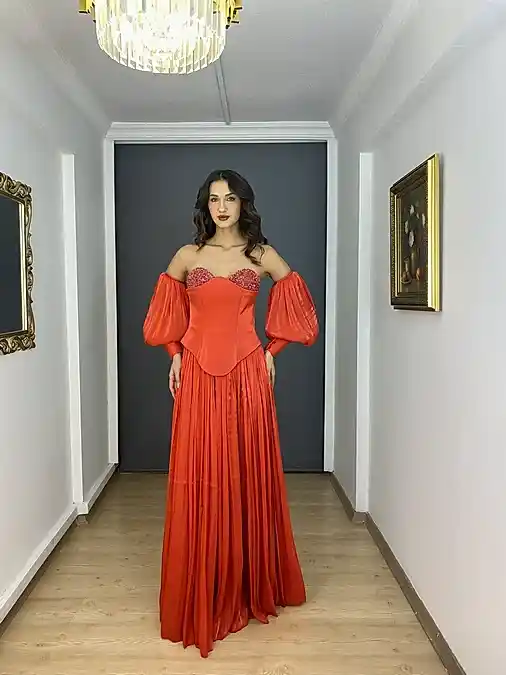 Kırmızı Straplez Yaka Taşlı Yırtmaçlı Kollu Uzun Abiye Elbise
