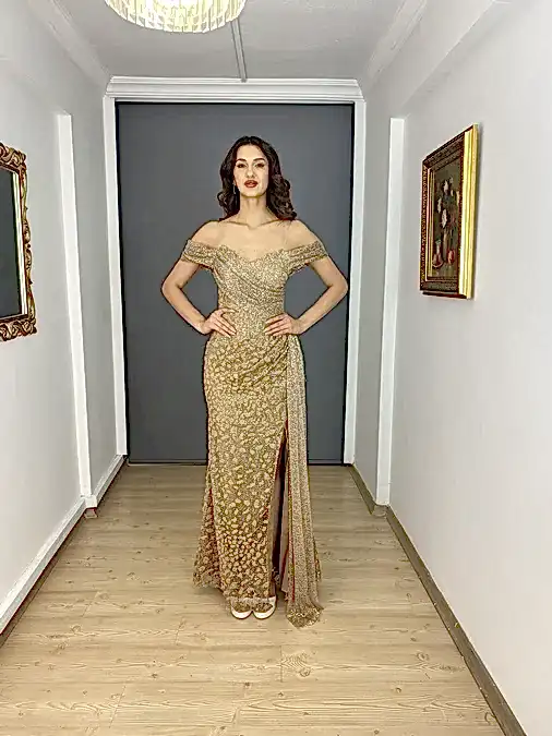 Gold Kayık Yaka Simli Payet Yırtmaçlı Uzun Abiye Elbise