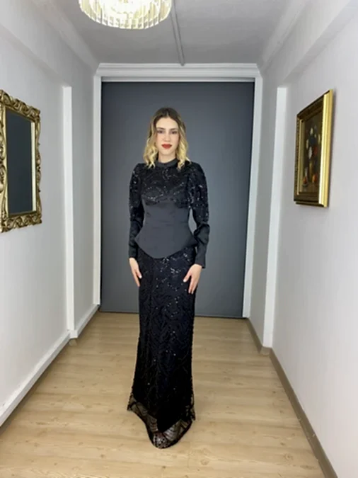 Mor Tesettür Dik Yaka İşlemeli Saten Korsajlı Abiye Elbise