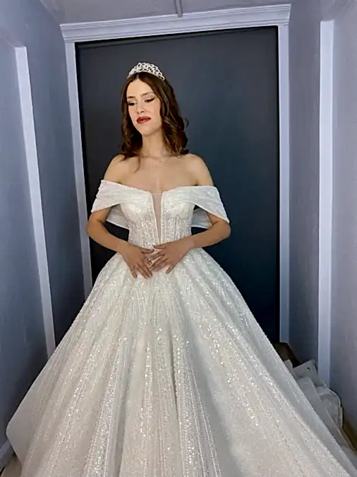 Madonna Yaka Göğüs Dekolteli Kristal Taş İşlemeli Prenses Gelinlik