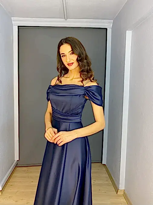 Lacivert Saten Yırtmaçlı Madonna Yaka Uzun Abiye Elbise