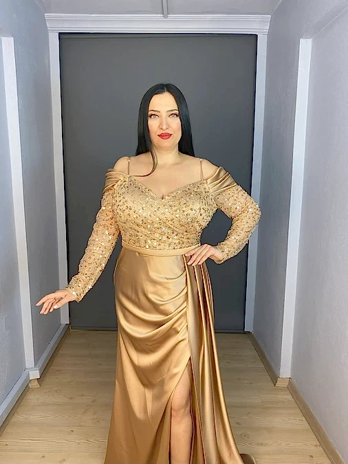 Gold Büyük Beden Saten Payet Madonna Yaka Yırtmaçlı Abiye Elbise