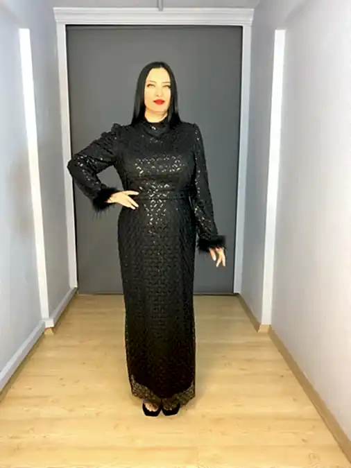 Siyah Tesettür Dik Yaka  Kol Ucu Tüy Detaylı Uzun Abiye Elbise
