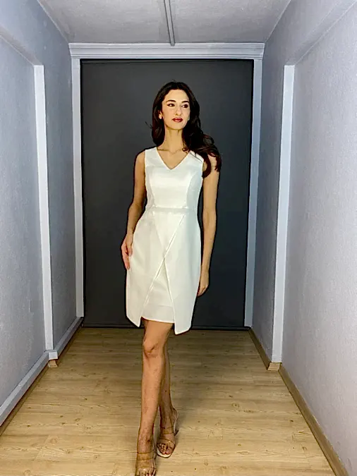Beyaz V Yaka Ön Detaylı Kısa Abiye Elbise