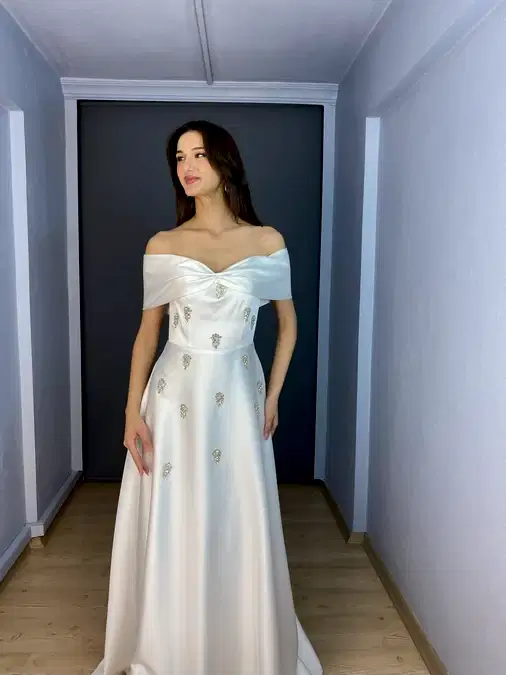 Beyaz Saten Madonna Kelebek Yaka Ön Taş Detaylı Uzun Abiye Elbise