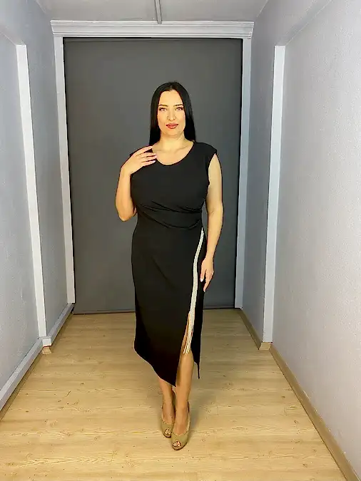 Siyah Büyük Beden Esnek Kumaş Yan Şerit Taşlı Kısa Abiye Elbise