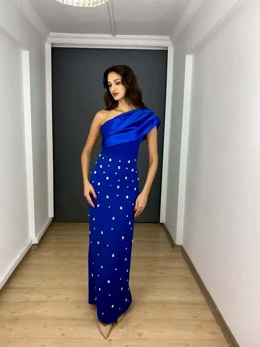 Sax Tek Omuz Ön Taş Baskılı Arka Yırtmaç Detaylı Uzun Abiye Elbise
