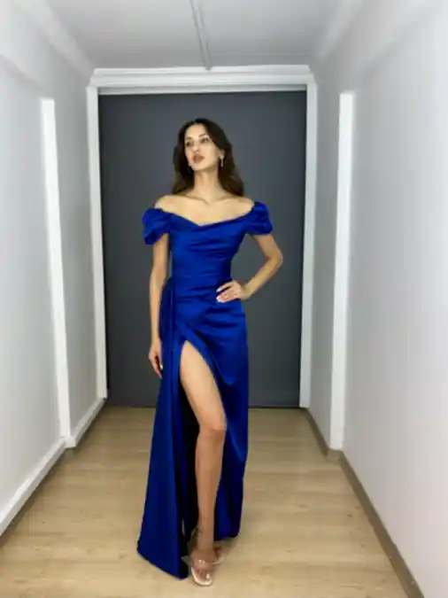 Sax Kayık Yaka Saten Ön Drapeli Yırtmaçlı Uzun Abiye Elbise