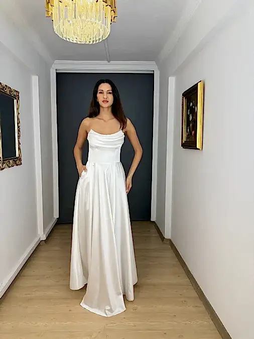 Beyaz Straplez Saten Yırtmaçlı Cep Detaylı Uzun Abiye Elbise