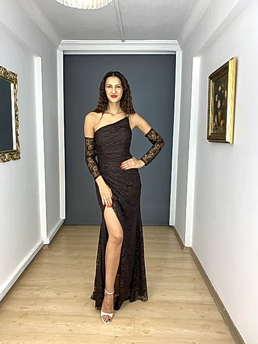Beyaz Dantel Uzun Kollu Yırtmaçlı İki Farklı Modelde Kullanıma Uygun Uzun Abiye Elbise
