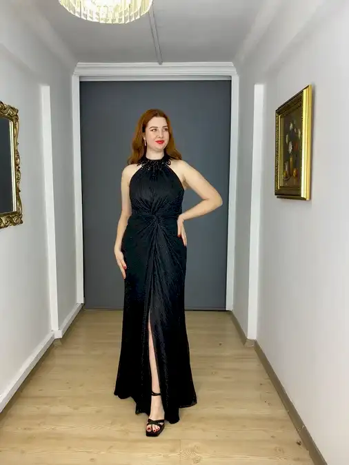 Siyah Büyük Beden  Halter Kol Yırtmaçlı Yaka İşli Uzun Abiye Elbise