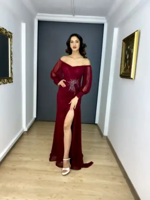 Bordo Dantel Kayık Yaka Yan Taş Detaylı Yırtmaçlı Uzun Abiye Elbise
