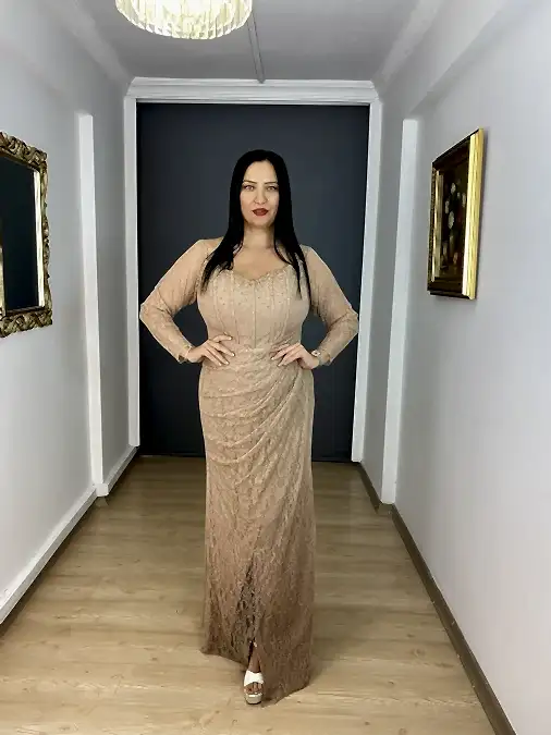 Latte Büyük Beden Uzun Kollu Dantel Yırtmaçlı Uzun Abiye Elbise